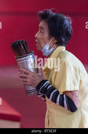 George Town, Penang, Malaysia. Anbeter mit chinesischen Fortune Sticks im Tempel der Göttin der Gnade, Kuan Yin Teng, Kong Hock Keong. Stockfoto