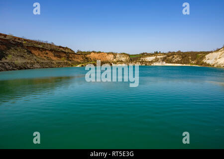 Schöner See, Ledinci Ledinacko, in der Nähe der Fruska Gora in Serbien, sehr klares Wasser, das fast eine grüne Farbe, es war einmal ein Steinbruch. Stockfoto