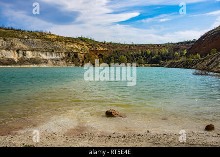 Schöner See, Ledinci Ledinacko, in der Nähe der Fruska Gora in Serbien, sehr klares Wasser, das fast eine grüne Farbe, es war einmal ein Steinbruch. Stockfoto