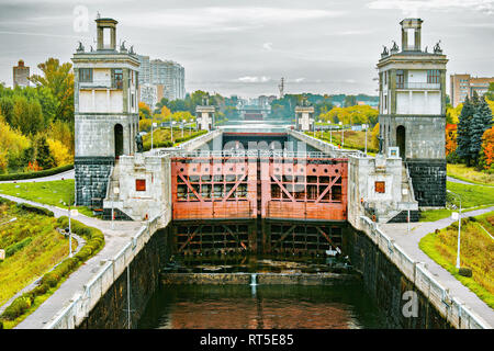 Blick auf das Schloss am Fluss. Moskau. Russland. Stockfoto