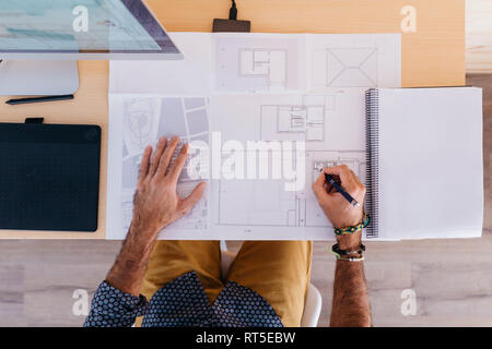 Close-up des Architekten arbeiten zu Hause auf Grundriss Stockfoto