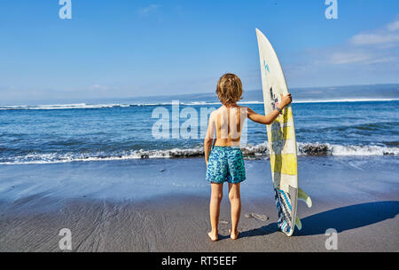 Chile, Valparaíso, Junge am Meer mit Surfbrett Stockfoto