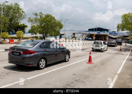 George Town, Penang, Malaysia. Autos an Bord der Fähre warten auf Butterworth. Stockfoto