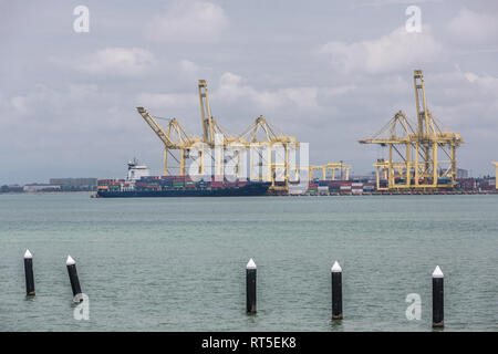 Butterworth, Penang, Malaysia. Fracht Krane in Cargo Port. Stockfoto