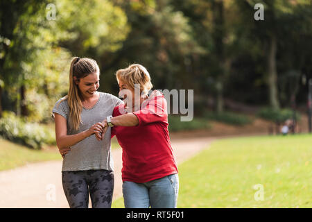 Enkelin und Oma Spaß, Joggen im Park Stockfoto