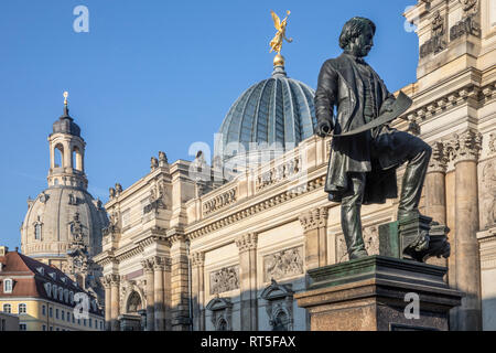 Deutschland, Dresden, Denkmal von Gottfried Semper, Akademie der bildenden Künste und der Kuppel der Kirche Unserer Lieben Frau Stockfoto