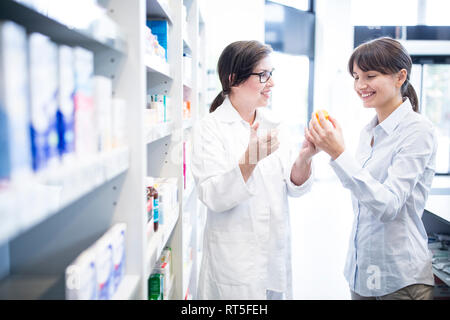 Apotheker beraten Kunden in der Pharmazie Stockfoto