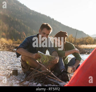 Reifes Paar camping am Flußufer, Suche Karte anzeigen Stockfoto