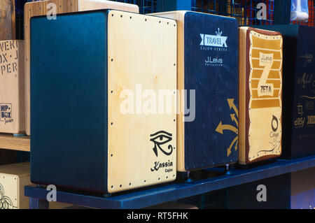 Flamenco "cajon". Musikinstrumente Shop. Spanien. Europa Stockfoto