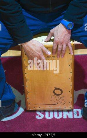 Wiedergabe von Musik mit Flamenco "cajon". Musikinstrumente Shop. Spanien. Europa Stockfoto