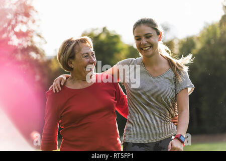 Enkelin und Oma Spaß, Joggen im Park Stockfoto