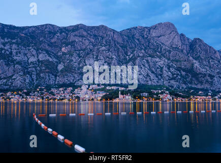 Montenegro, Bucht von Kotor, dobrota am blauen Stunde Stockfoto