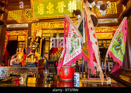 George Town, Penang, Malaysia. Fahnen und Angebote zu Gottheiten in Cheah Kongsi, Hokkien Clan Association Tempel und Clan Haus. Stockfoto