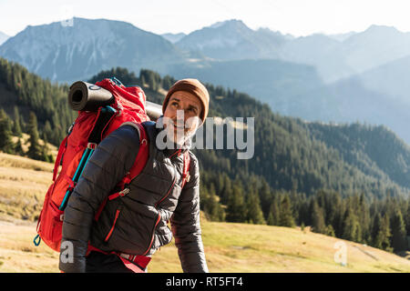 Reifer Mann Wandern in den Bergen Stockfoto