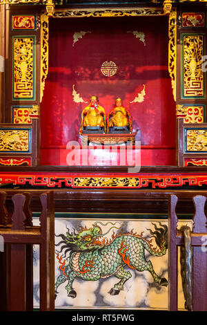 George Town, Penang, Malaysia. Gottheiten hinter dem Altar in Cheah Kongsi, Hokkien Clan Association Tempel und Clan Haus. Stockfoto