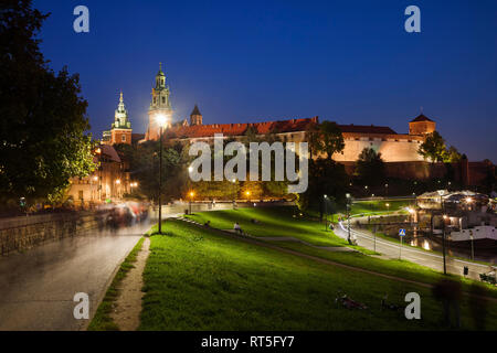 Polen, Krakau, Schloss Wawel bei Nacht beleuchtet Stockfoto