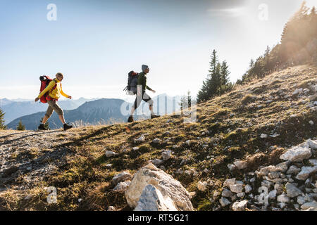 Paar wandern in den österreichischen Bergen Stockfoto