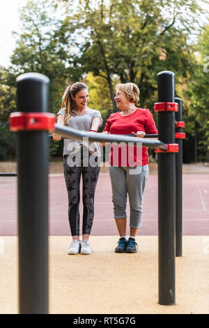 Großmutter und Enkelin Ausbildung auf dem Balken in einem Park Stockfoto