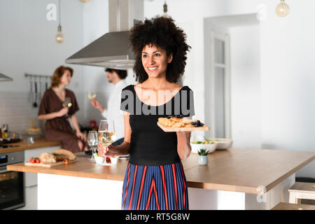 Freunde Vorbereitung Dinner Party in der Küche, Frau Starter Stockfoto