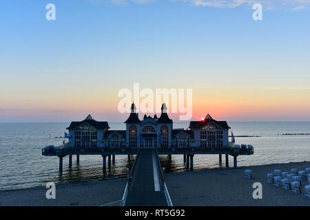 Deutschland, Mecklenburg-Vorpommern, Rügen, Sellin, Blick auf das Meer bridge bei Sonnenuntergang Stockfoto