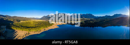 Deutschland, Bayern, Ostallgäu, Region Garmisch-Partenkirchen Krün, Luftaufnahme von See Barmsee und Grubsee Stockfoto