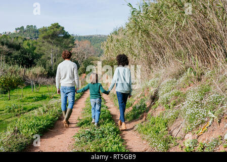 Happy Family wandern in der Natur, halten sich an den Händen Stockfoto