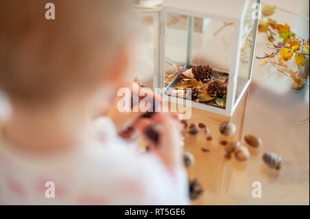 In der Nähe von kleines Mädchen basteln herbstliche dekorative House zu Hause Stockfoto