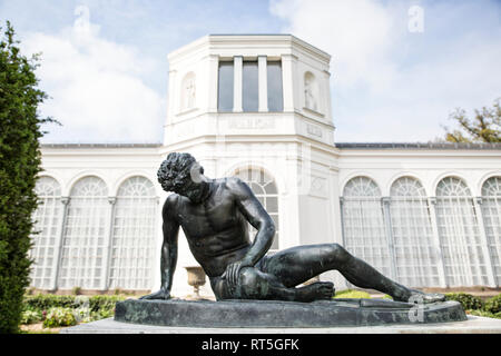 Deutschland, Rügen, Putbus, Statue sterben Gaul in der Orangerie frontof Stockfoto