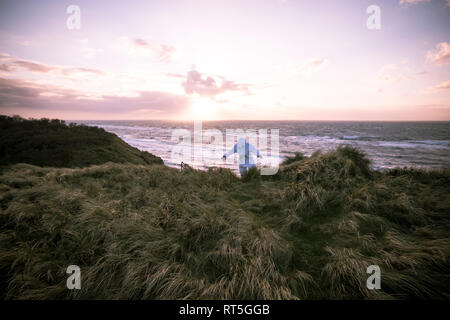 Dänemark, Nordjuetland, Mann, der Eisbär Kostüm am Strand Stockfoto