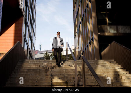 Geschäftsmann zu Fuß die Treppe runter in die Stadt Stockfoto