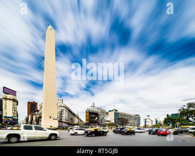 Argentinien, Buenos Aires, Alpine mit Obelisk und starkem Verkehr, der Avenida 9 de Julio an der Plaza de La Republica Stockfoto