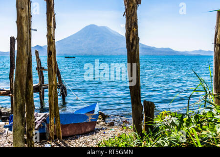 Traditionelle Boot am Strand am Lake Atitlan mit Atitlan See & Toliman Vulkane am Horizont, Guatemala, Mittelamerika Stockfoto