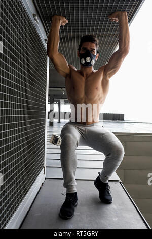 Junger Mann mit Ausbildung Maske während des Trainings, Low Angle View Stockfoto