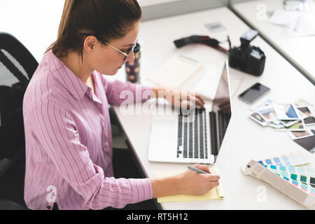 Designer arbeiten im Büro, mit Laptop Stockfoto