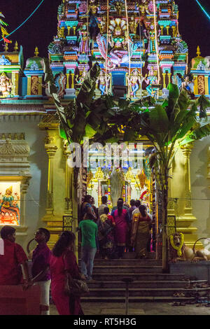 Hindu Anbeter in Sri Maha Mariamman Tempel während Navarathri Feiern, Georgetown, Penang, Malaysia. Stockfoto