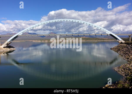 Apache Lake und gelangt direkt durch die Standpunkte an der Theodore Roosevelt Dam übersehen und Inspiration Point übersehen. Stockfoto