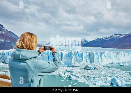 Argentinien, Patagonien, Perito Moreno Gletscher, Frau unter Handy Bild der Gletscher Stockfoto