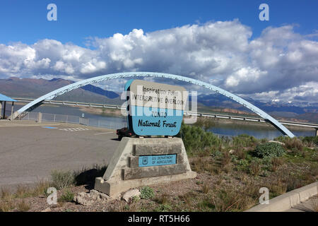 Apache Lake und gelangt direkt durch die Standpunkte an der Theodore Roosevelt Dam übersehen und Inspiration Point übersehen. Stockfoto