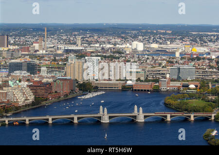 Eine Luftaufnahme der Longfellow Bridge über den Charles River, Boston und Cambridge, Massachusetts, United States Stockfoto