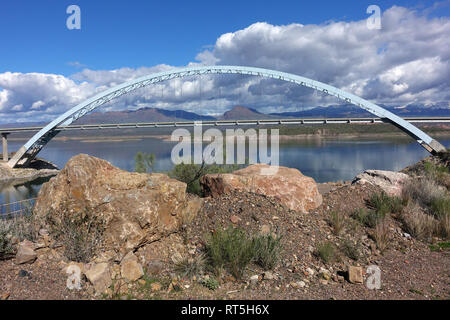 Apache Lake und gelangt direkt durch die Standpunkte an der Theodore Roosevelt Dam übersehen und Inspiration Point übersehen. Stockfoto