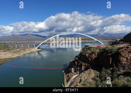 Apache Lake und gelangt direkt durch die Standpunkte an der Theodore Roosevelt Dam übersehen und Inspiration Point übersehen. Stockfoto