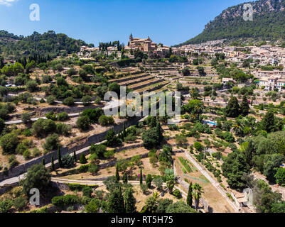 Spanien, Balearen, Mallorca, Valldemossa, Pfarrkirche Sant Baromeu und Cartuja de Valldemossa Stockfoto