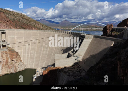 Apache Lake und gelangt direkt durch die Standpunkte an der Theodore Roosevelt Dam übersehen und Inspiration Point übersehen. Stockfoto