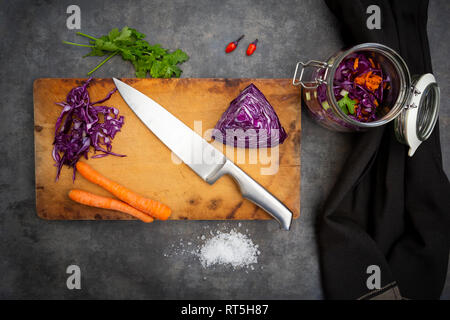 Vorbereitung von hausgemachtem Rotkohl, fermentiert, mit Chili, Karotte und Koriander Stockfoto