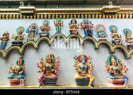 Hinduistische Gottheiten auf der Außenwand des Tempels Sri Maha Mariamman, Georgetown, Penang, Malaysia. Stockfoto