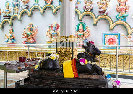 Nandi, Heiliger Stier von Shiva, Sri Maha Mariamman hinduistischer Tempel, Georgetown, Penang, Malaysia. Stockfoto