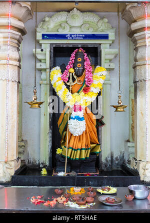 Hinduistische Göttin Durga und Angebote, Sri Maha Mariamman Tempel, Georgetown, Penang, Malaysia. Stockfoto