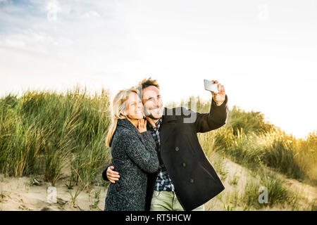 Glückliches Paar in den Dünen ein selfie Stockfoto