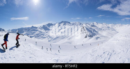 Frankreich, Französische Alpen, Les Menuires, Trois Vallees, Panoramiv Ansicht mit Snowboarder Stockfoto