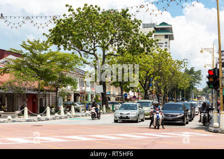 Der Verkehr auf der Jalan Masjid Kapitan Keling, Georgetown, Penang, Malaysia Stockfoto
